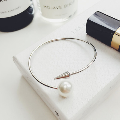 Γυναικείο βραχιόλι σε δύο χρώματα με διακοσμητικό μαργαριτάρι