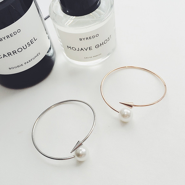 Γυναικείο βραχιόλι σε δύο χρώματα με διακοσμητικό μαργαριτάρι