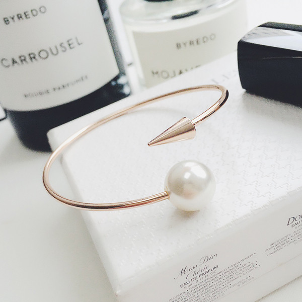 Γυναικείο βραχιόλι σε δύο χρώματα με διακοσμητικό μαργαριτάρι