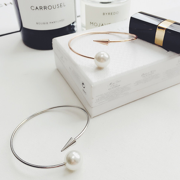 Γυναικείο βραχιόλι σε δύο χρώματα με διακοσμητικό μαργαριτάρι