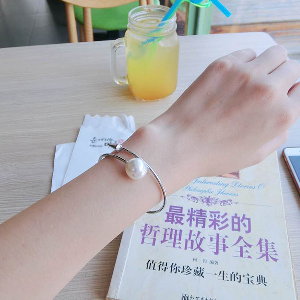 Γυναικείο βραχιόλι σε δύο χρώματα με διακοσμητικό μαργαριτάρι