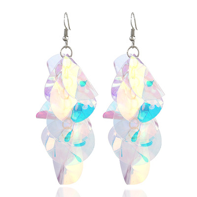 Γυναικεία μακρύ σκουλαρίκια σε ανοιχτόχρωμο χρώμα