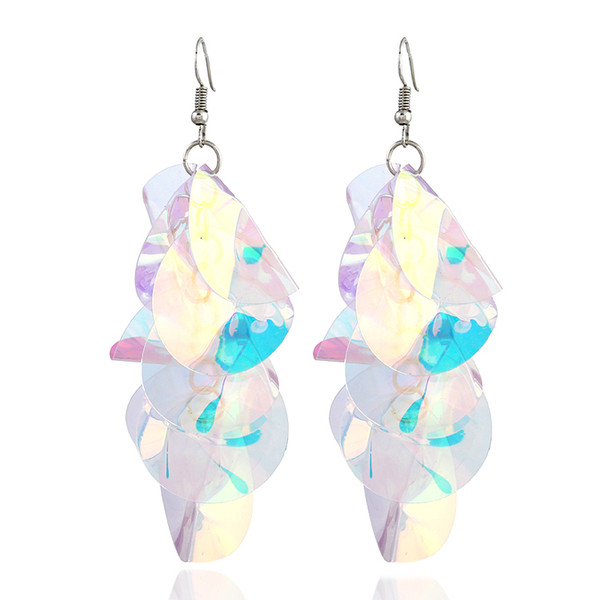 Γυναικεία μακρύ σκουλαρίκια σε ανοιχτόχρωμο χρώμα