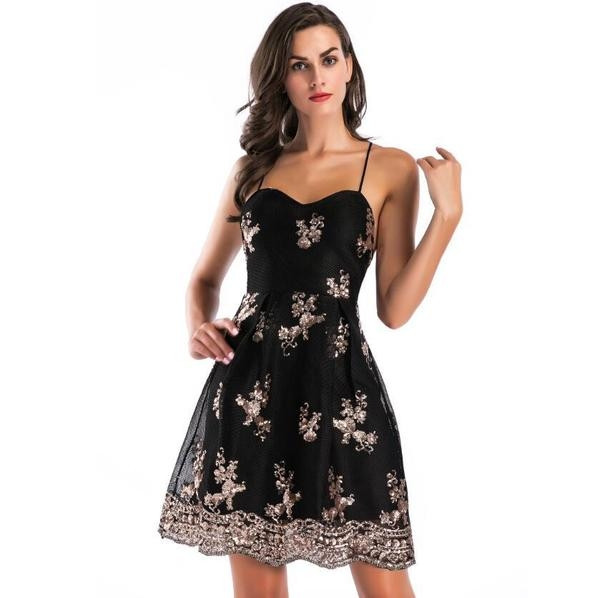 Modern női ruha vékony pántokkal, virágmotívumokkal