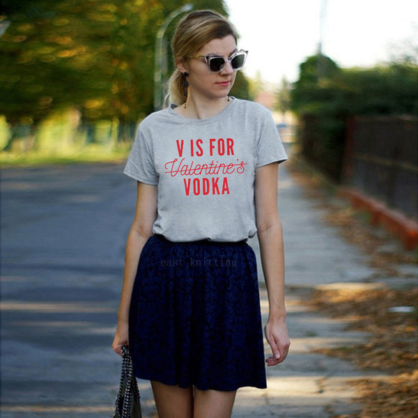 Γυναικεία μπλούζα με ενδιαφέρουσα επιγραφή σε 2 χρώματα - Λεπτό μοντέλο