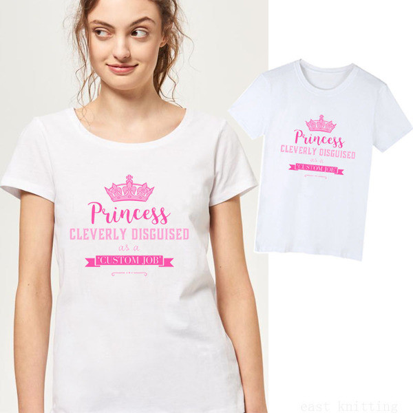 Γυναικεία μπλούζα με επιγραφή και κοντό μανίκι - δωρεάν μοντέλο