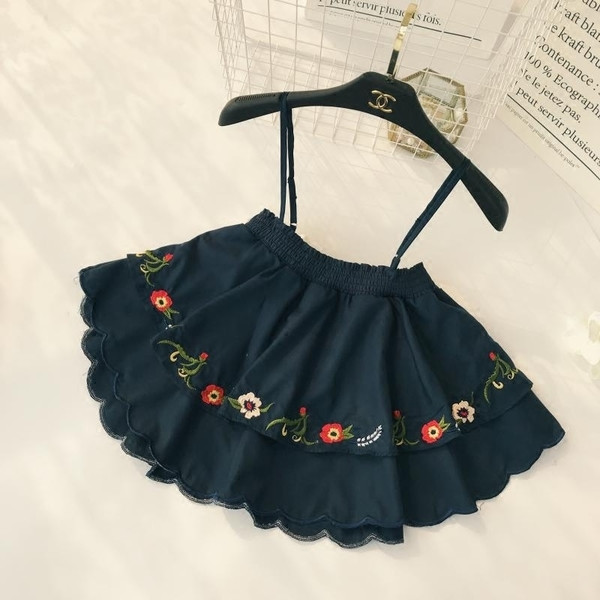 Top de dama modern cu motive florale in doua culori