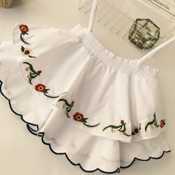 Top de dama modern cu motive florale in doua culori