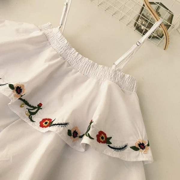 Top de dama modern cu motive florale in doua culori