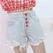 Pantaloni scurți de damă de culoare deschisă