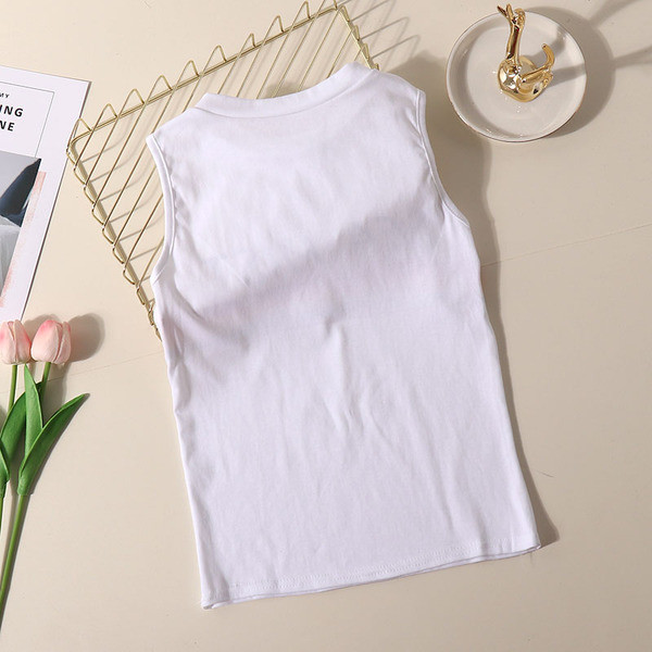 Maieu de damă alb-negru cu elemente colorate și inscripție