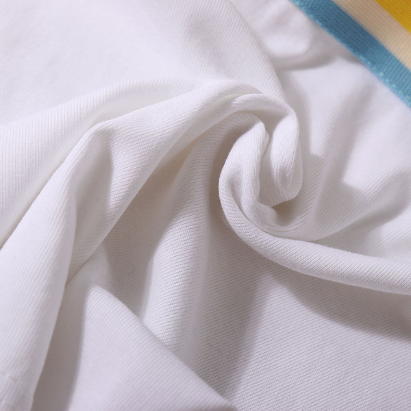 Maieu de damă alb-negru cu elemente colorate și inscripție