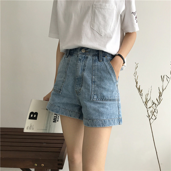 Pantaloni scurți de damă din denim cu buzunare largi