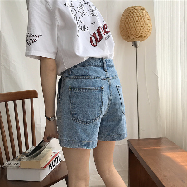 Pantaloni scurți de damă din denim cu buzunare largi