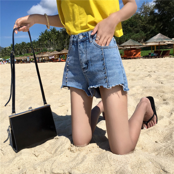 Pantaloni scurti din denim de dama de culoare deschisa