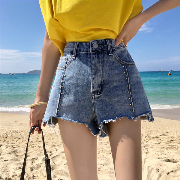 Pantaloni scurti din denim de dama de culoare deschisa