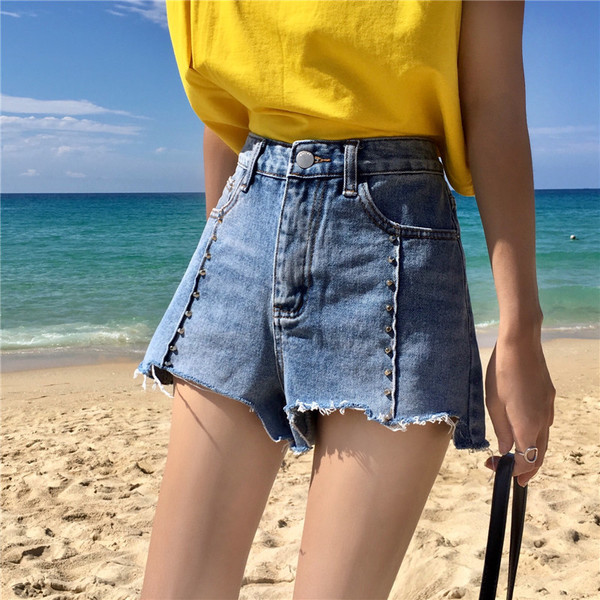 Pantaloni scurti din denim de dama de culoare deschisa