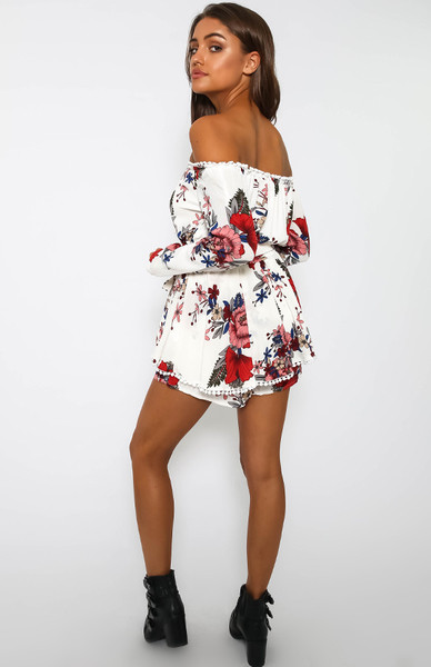 Κομψές γυναικείες φόρμες με μακριά μανίκια και διακοσμητικά μοτίβα σε δύο χρώματα