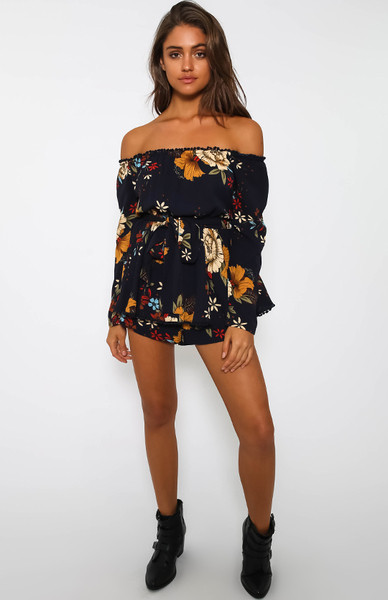 Κομψές γυναικείες φόρμες με μακριά μανίκια και διακοσμητικά μοτίβα σε δύο χρώματα