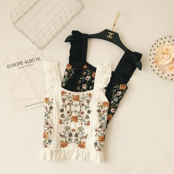 Γυναικείο trendy top με φαρδιές λουριά ώμου και floral κεντήματα σε λευκό και μαύρο χρώμα