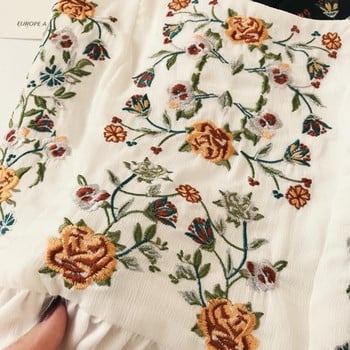 Γυναικείο trendy top με φαρδιές λουριά ώμου και floral κεντήματα σε λευκό και μαύρο χρώμα