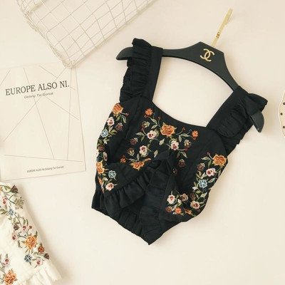 Γυναικείο trendy top με φαρδιές λουριά ώμου και floral κεντήματα σε λευκό και μαύρο χρώμα