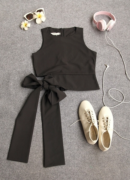 Top scurt de damă modern, cu o panglică alb-negru