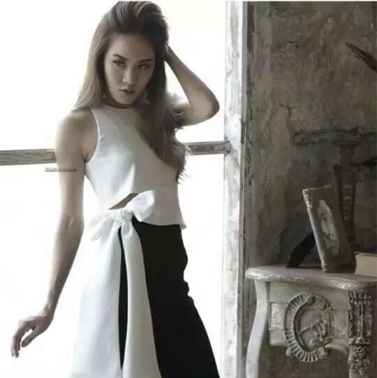 Top scurt de damă modern, cu o panglică alb-negru