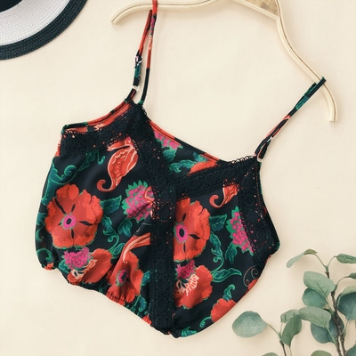 Top scurt de dama cu motive florale in mai multe culori