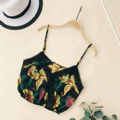 Top scurt de dama cu motive florale in mai multe culori