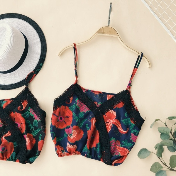 Top scurt de dama cu motive florale in mai multe culori