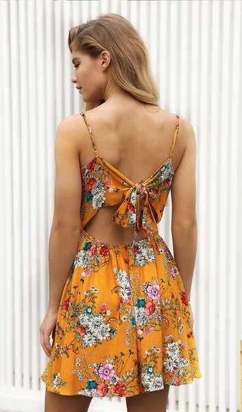 Rochie de dama de culoare deschisa cu motive florale si broderii