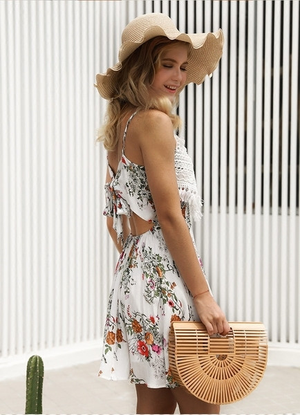 Rochie de dama de culoare deschisa cu motive florale si broderii