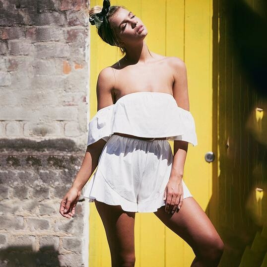 Κομψές γυναικείες φόρμες με πεσμένα μανίκια σε διάφορα χρώματα