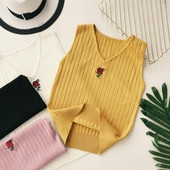 Top de damă tricotat cu decolteu în V și broderie în mai multe culori