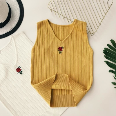 Top de damă tricotat cu decolteu în V și broderie în mai multe culori