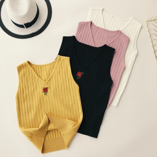 Top de damă tricotat cu decolteu în V și broderie în mai multe culori