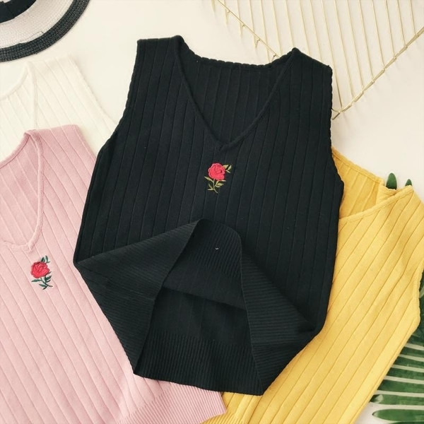 Top de damă tricotat cu decolteu în V și broderie în mai multe culori