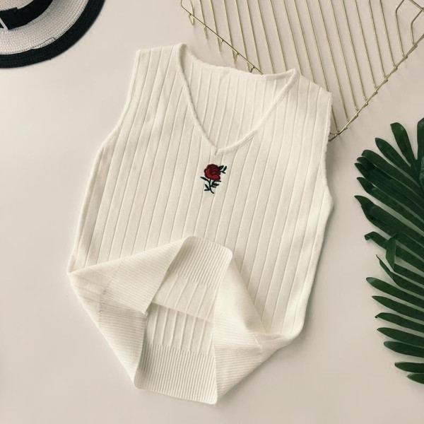 Top de damă tricotat cu decolteu în V și broderie în mai multe culori