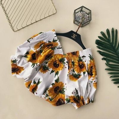 Γυναικεία μπλούζα με ανοιχτούς ώμους και floral μοτίβα