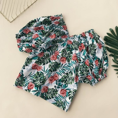 Γυναικεία μπλούζα με ανοιχτούς ώμους και floral μοτίβα