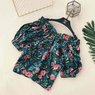 Γυναικεία μπλούζα με ανοιχτούς ώμους και floral μοτίβα