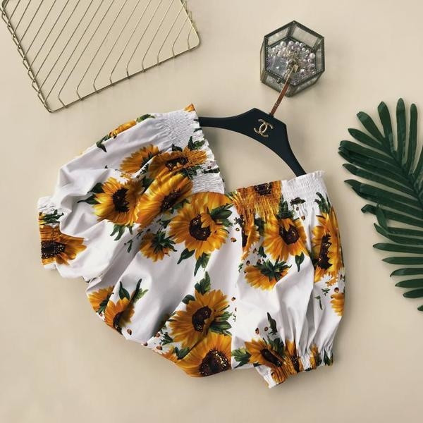 Γυναικεία μπλούζα με ανοιχτούς ώμους και floral μοτίβα