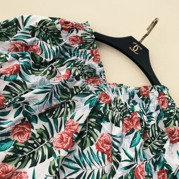 Γυναικεία μπλούζα με ανοιχτούς ώμους και floral μοτίβα