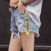 Pantaloni scurti de damă din denim cu inscripție