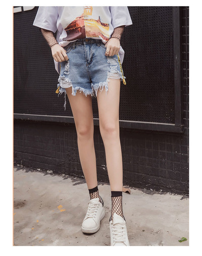 Pantaloni scurti de damă din denim cu inscripție