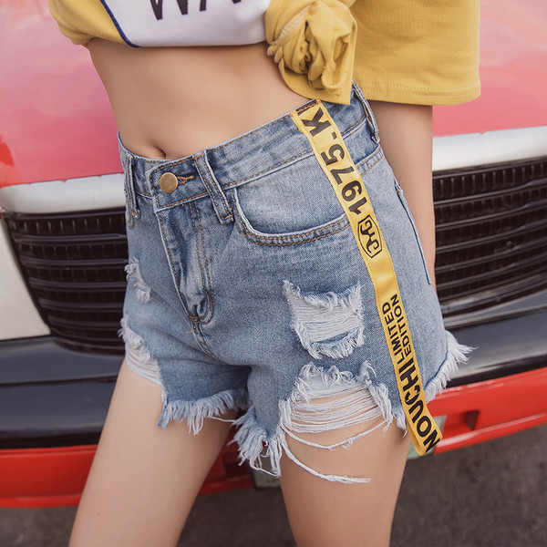 Pantaloni scurti de damă din denim cu inscripție