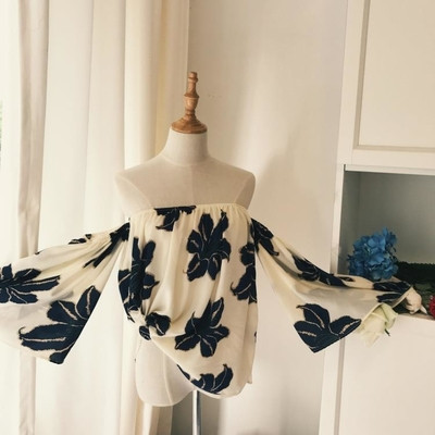 Bluză de damă modernă cu mâneci largi și motive florale