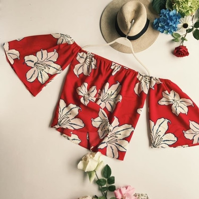 Bluză de damă modernă cu mâneci largi și motive florale