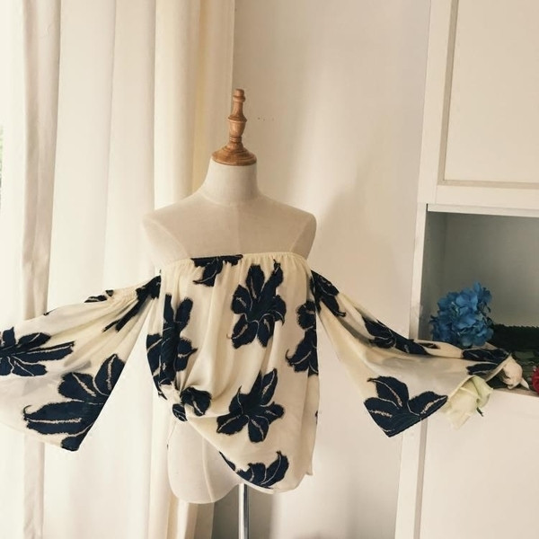 Bluză de damă modernă cu mâneci largi și motive florale